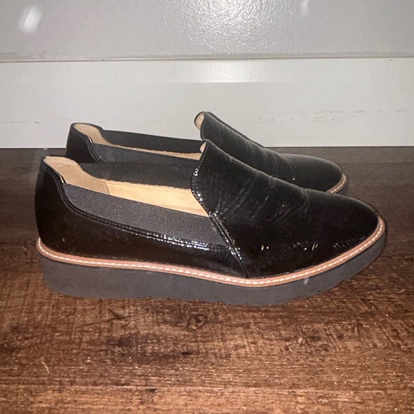 cute worn twice Naturalizer comfort loafers. Women size 10 black patent leather - Picture 2 of 5